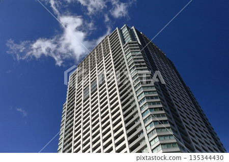 藍天與塔樓公寓形象 135344430