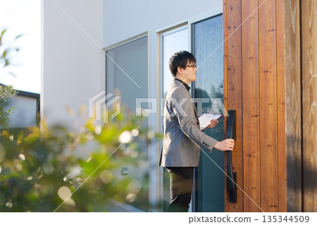 Salesman visiting a house 135344509