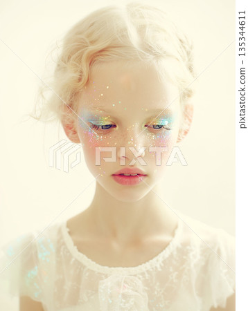 一位化著精緻彩妝的可愛女子 135344611