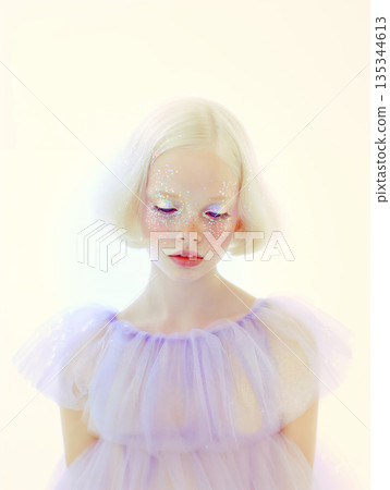 一位化著精緻彩妝的可愛女子 135344613