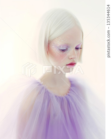 一位化著精緻彩妝的可愛女子 135344614