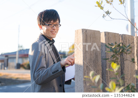 一名男子試圖按對講機 135344624