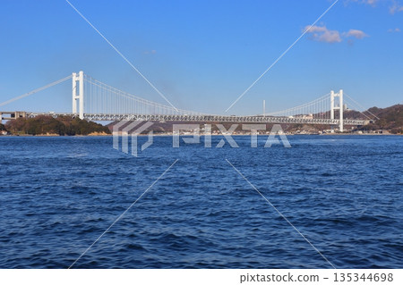 從近海的羊石島眺望瀨戶大橋和鷲山高原 從近海的羊石島眺望瀨戶大橋和鷲山高原 135344698