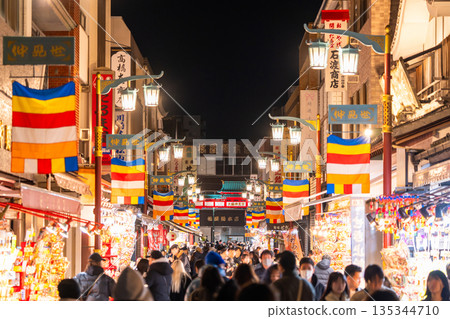 [Kanagawa Prefecture] Kawasaki Daishi Nakamise Shopping Street bustles with activity during the New Year holidays 135344710