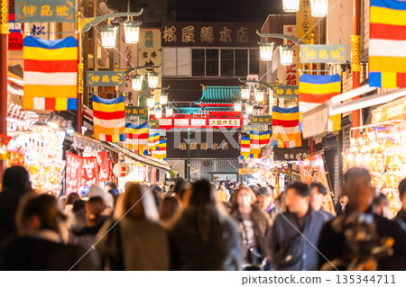 [Kanagawa Prefecture] Kawasaki Daishi Nakamise Shopping Street bustles with activity during the New Year holidays 135344711
