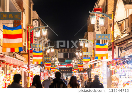 [Kanagawa Prefecture] Kawasaki Daishi Nakamise Shopping Street bustles with activity during the New Year holidays 135344713