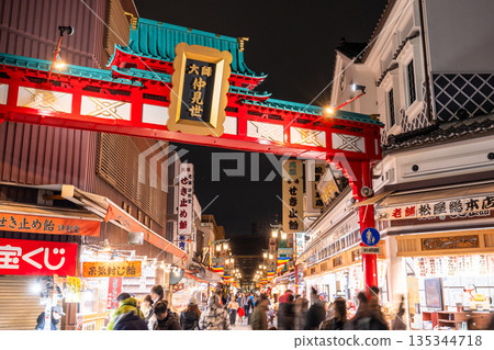 [Kanagawa Prefecture] Kawasaki Daishi Nakamise Shopping Street bustles with activity during the New Year holidays 135344718