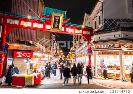 【神奈川縣】川崎大師仲見世商店街在新年假期期間熱鬧非凡 135344720