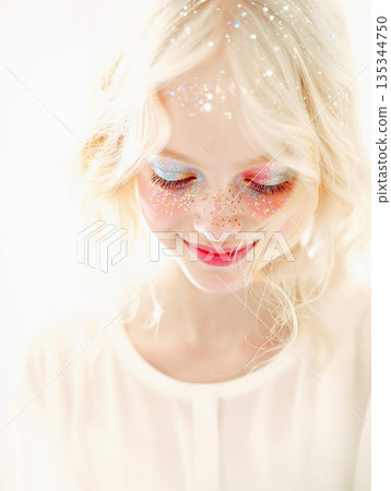 可愛的白化病女子笑了 135344750