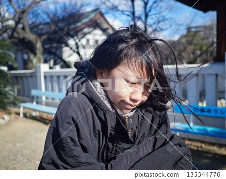 一群國中女生在冬日清晨參觀寺廟後玩得很開心。 一群國中女生在冬日清晨參觀寺廟後玩得很開心。 135344776