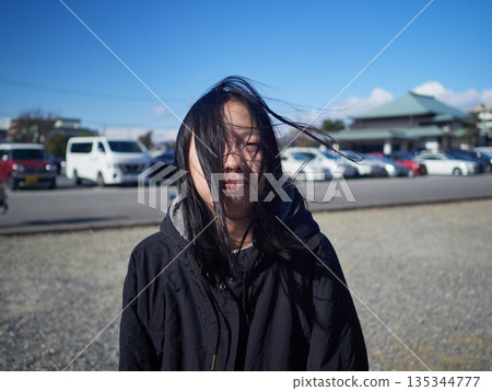 一群國中女生在冬日清晨參觀寺廟後玩得很開心。 135344777