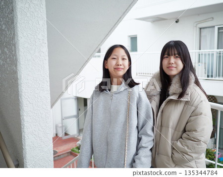 冬日清晨,兩名國中姊妹離開家。 冬日清晨,兩名國中姊妹離開家。 135344784