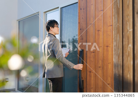 一名男子正在拜訪一戶人家 135344865