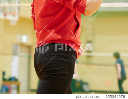 一名女子在健身房練習羽毛球 一名女子在健身房練習羽毛球 135344976