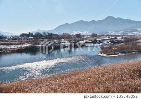 積雪覆蓋的千曲川 135345052