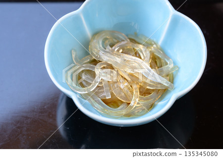 靜岡縣伊豆市特產:清澈的芋頭麵,佐以三白醋和綠茶 靜岡縣伊豆市特產:清澈的芋頭麵,佐以三白醋和綠茶 135345080