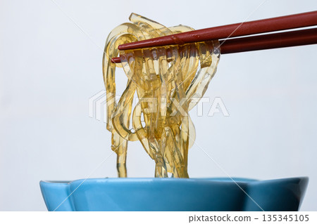 用筷子夾起的透明麵條-伊豆、天草的特色料理 用筷子夾起的透明麵條-伊豆、天草的特色料理 135345105