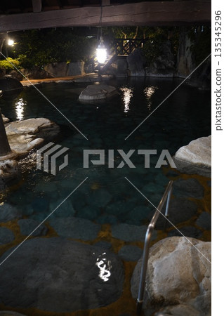 晚上露天浴池 135345296