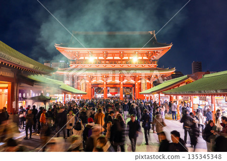 東京:新年假期期間,淺草寺人潮湧動 東京:新年假期期間,淺草寺人潮湧動 135345348