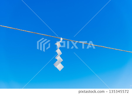 藍天、繩索圍欄和彩帶 135345572