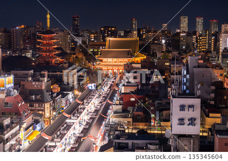 << 東京>> 淺草之夜，繁華的淺草寺仲見世商店街 135345604