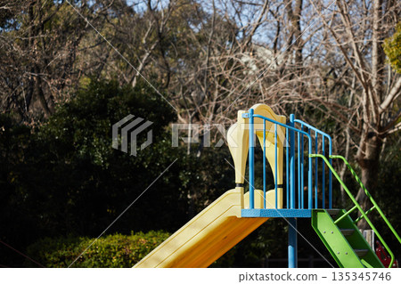 冬日清晨,公園裡一片靜謐。 冬日清晨,公園裡一片靜謐。 135345746