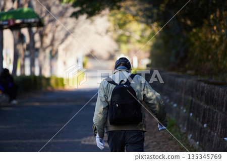 冬日清晨,一位老人在城市公園散步。 冬日清晨,一位老人在城市公園散步。 135345769