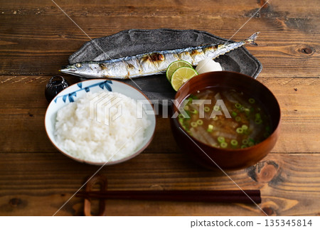 湯和菜餚_烤鹽烤太平洋秋刀魚 湯和菜餚_烤鹽烤太平洋秋刀魚 135345814