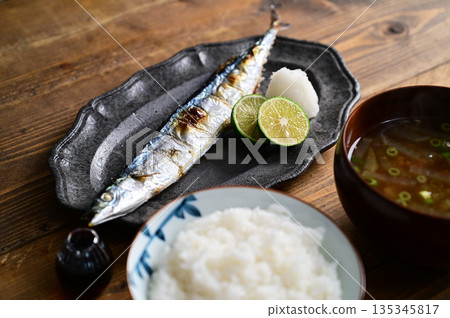 湯和菜餚_烤鹽烤太平洋秋刀魚 湯和菜餚_烤鹽烤太平洋秋刀魚 135345817