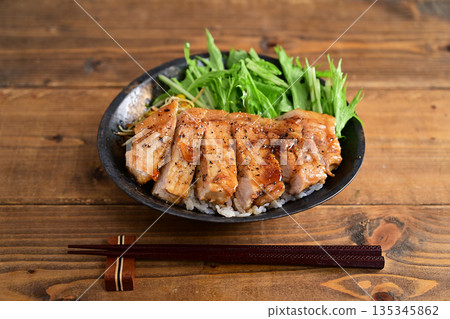 Tonteki bowl 135345862