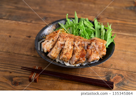 Tonteki bowl 135345864