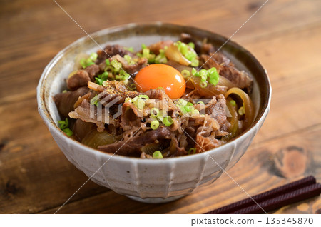 牛肉飯上淋生雞蛋 牛肉飯上淋生雞蛋 135345870