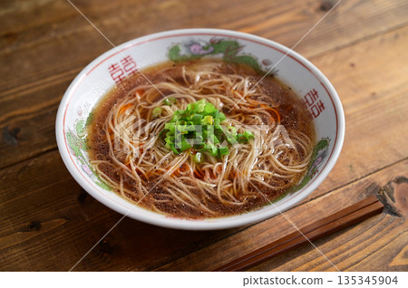 Plain ramen 135345904