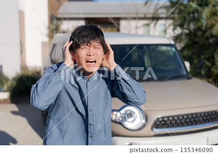 汽車拋錨的男子 135346090