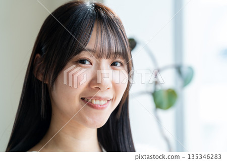 特寫鏡頭：一位女士面帶燦爛笑容地看著你。 135346283