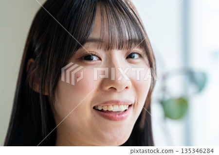 特寫鏡頭：一位女士面帶燦爛笑容地看著你。 135346284