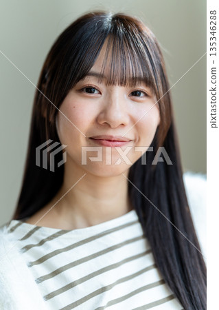 特寫鏡頭：一位女士面帶燦爛笑容地看著你。 135346288