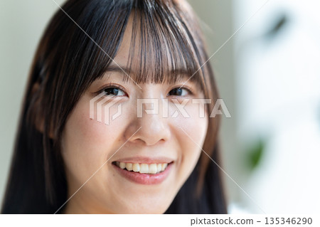 特寫鏡頭：一位女士面帶燦爛笑容地看著你。 135346290