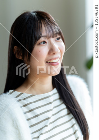 特寫鏡頭：一位女士面帶燦爛笑容地看著你。 135346291