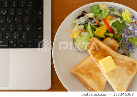 一張俯瞰視角的早餐場景照片，讓人聯想到在家工作或遠距辦公。 135346308