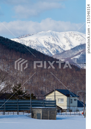 鄉村雪景，房屋和雪柵欄交相輝映。 135346314