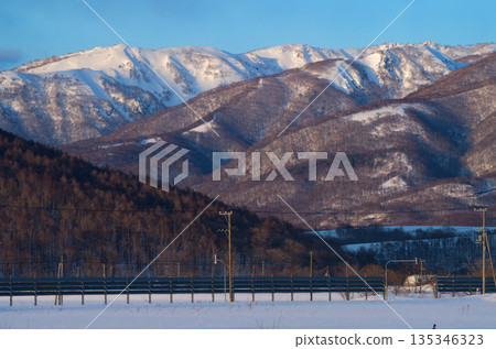 北海道黑松內町鄉村的雪柵欄與雪景 135346323