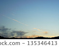 靜謐的彩色日落凝結尾跡 135346413