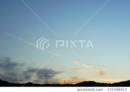 靜謐的彩色日落凝結尾跡 135346413