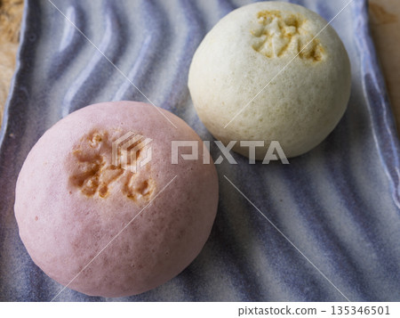 Perfect for celebrations! Traditional red and white manju that brings good fortune Perfect for celebrations! Traditional red and white manju that brings good fortune 135346501