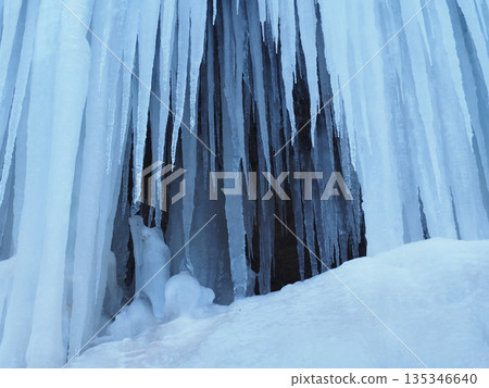 Icicles and small ice stalagmites (20260110080559) Icicles and small ice stalagmites (20260110080559) 135346640