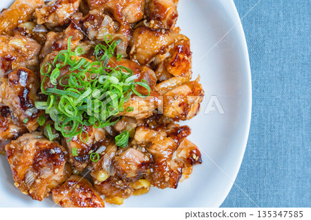 香煎雞腿佐蔥花和柚子醋 135347585
