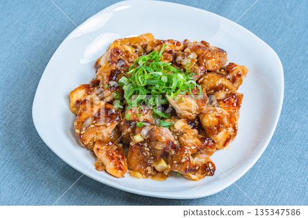 香煎雞腿佐蔥花和柚子醋 135347586