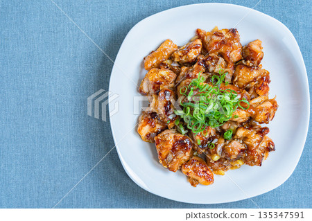 香煎雞腿佐蔥花和柚子醋 135347591