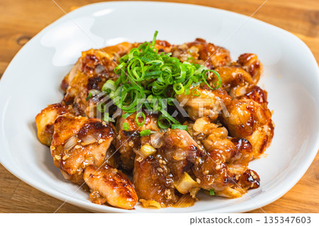 香煎雞腿佐蔥花和柚子醋 135347603